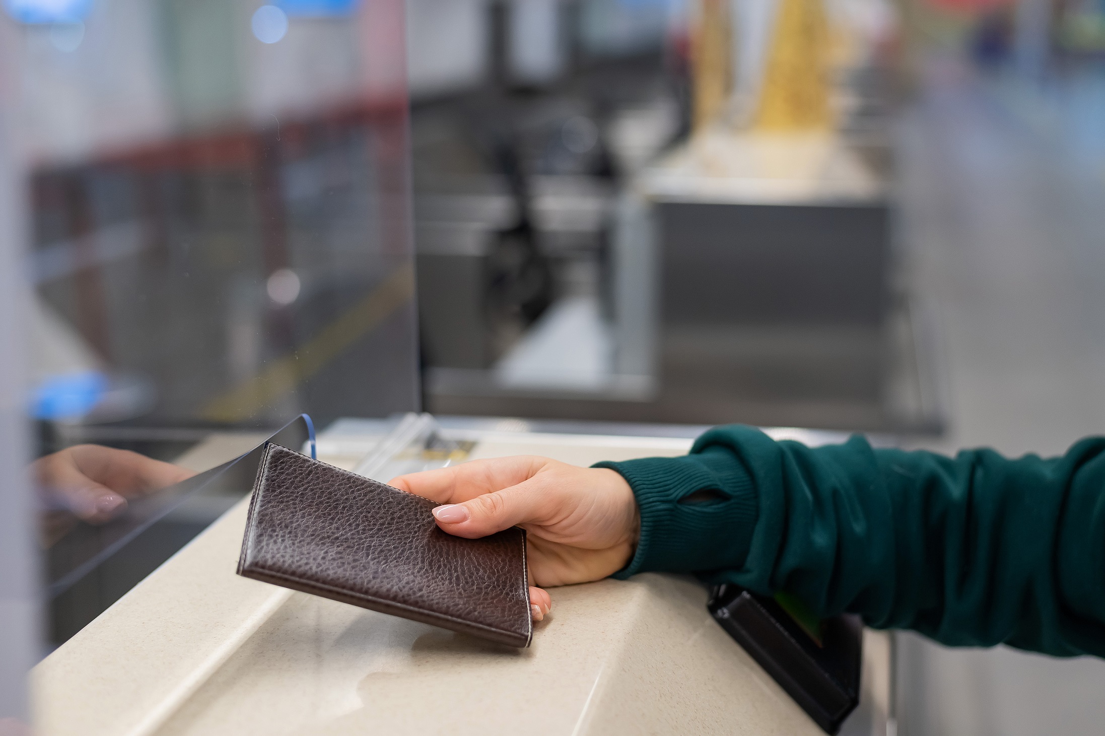 Gesichtslose Frau mit Reisepass in der Hand